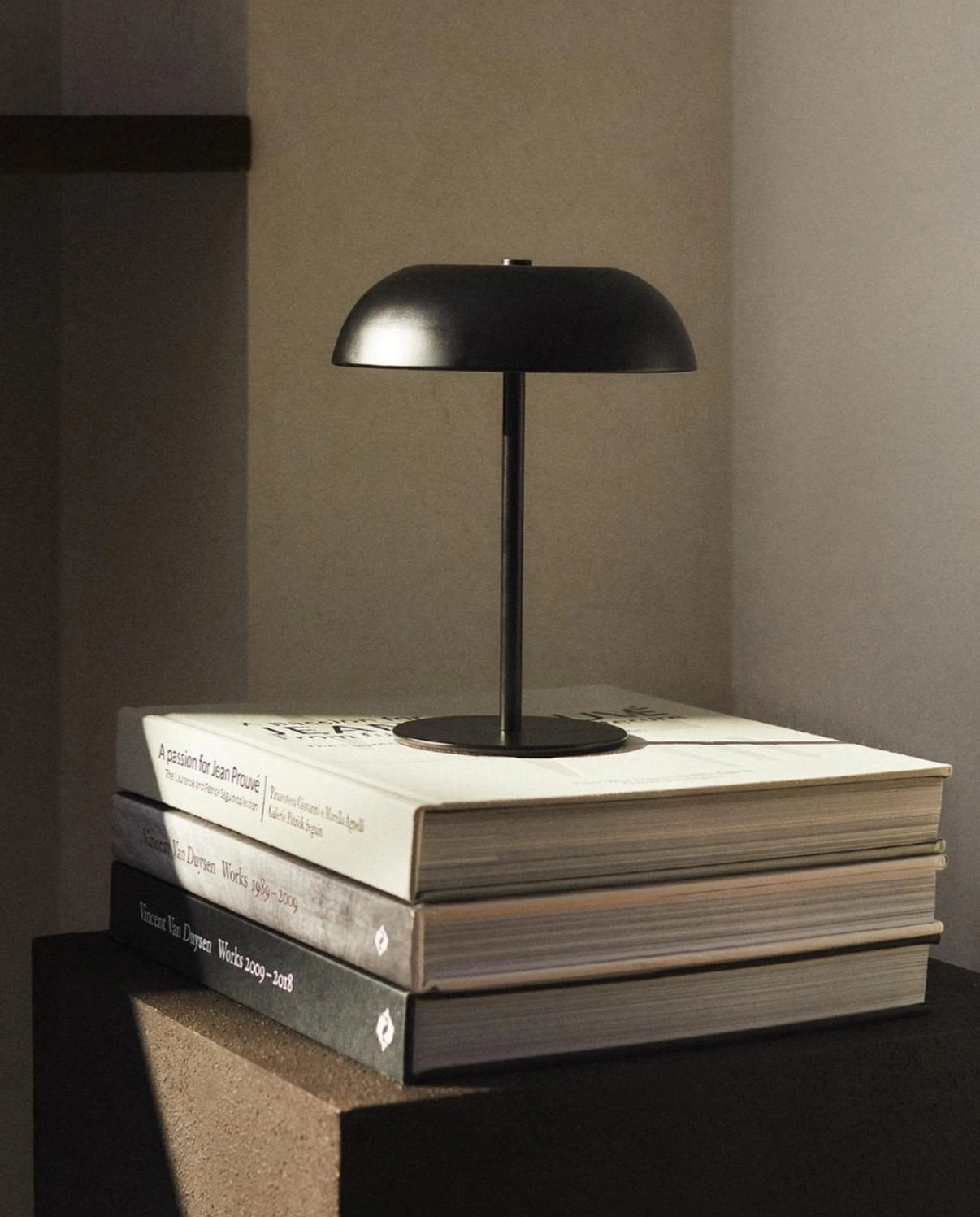 Wireless Rechargeable LED Table Lamp 3W Dimmable Touch Switch 3-Color Mode Iron Portable